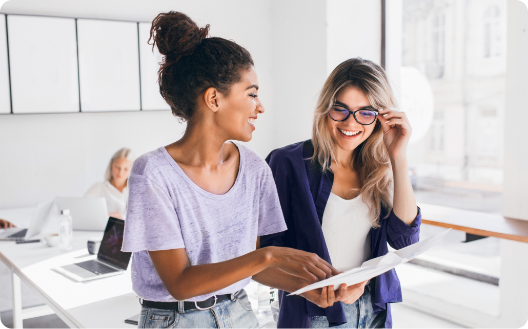 Chicas contratando un seguro para particulares