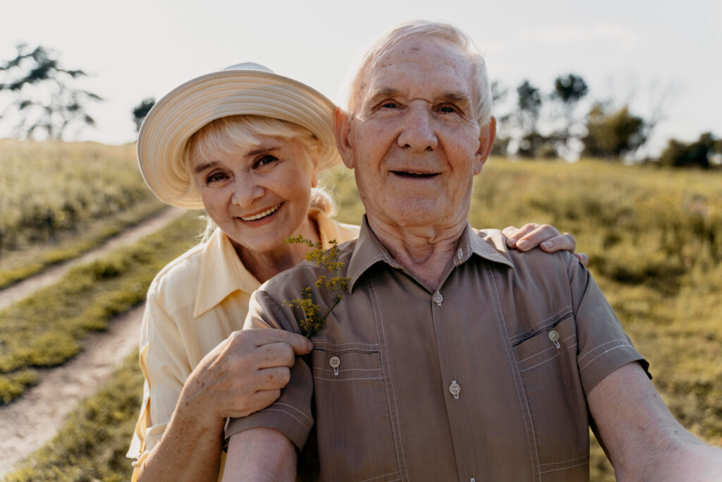 Pareja de ancianos disfrutando en el campo