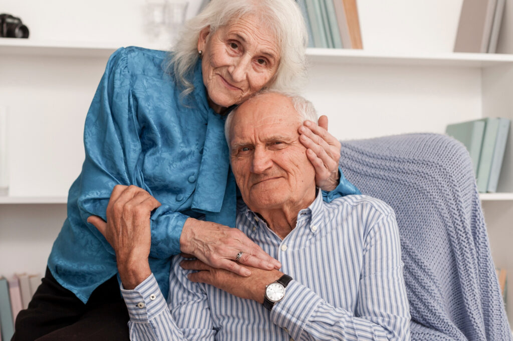 Pareja de ancianos octogenarios abrazados
