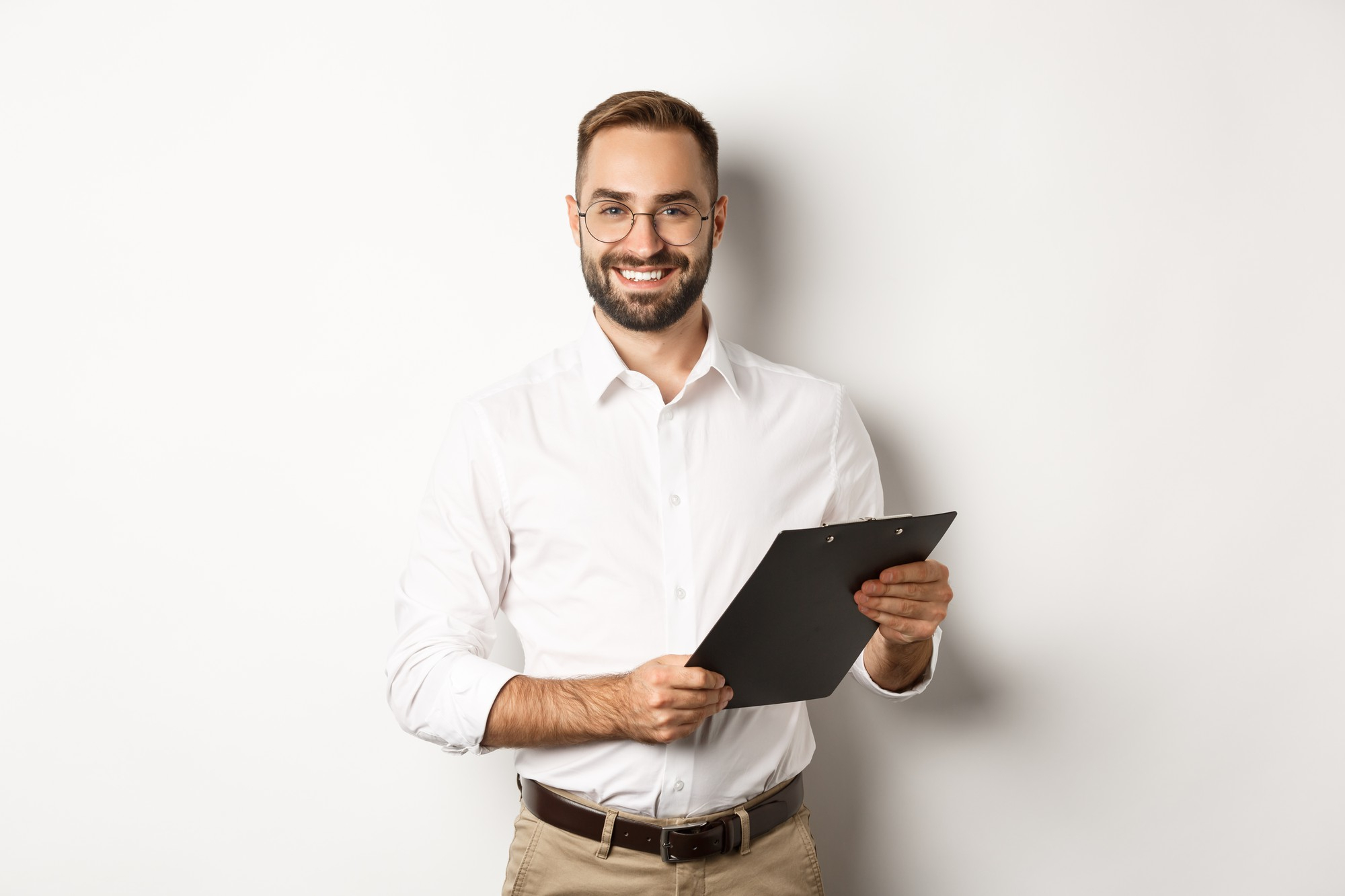 Trabajador contento con su seguro para empresas