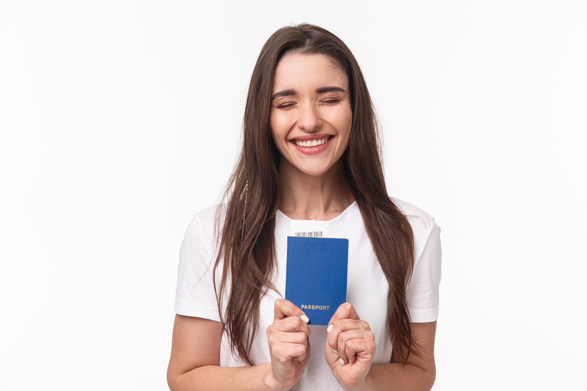 Chica contenta con su seguro para extranjeros