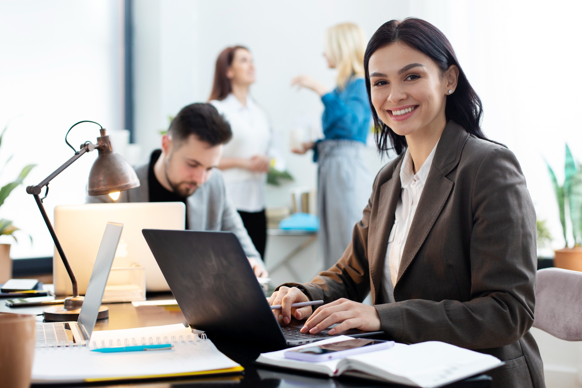 Chica de Adeslas contratando un seguro para empresa