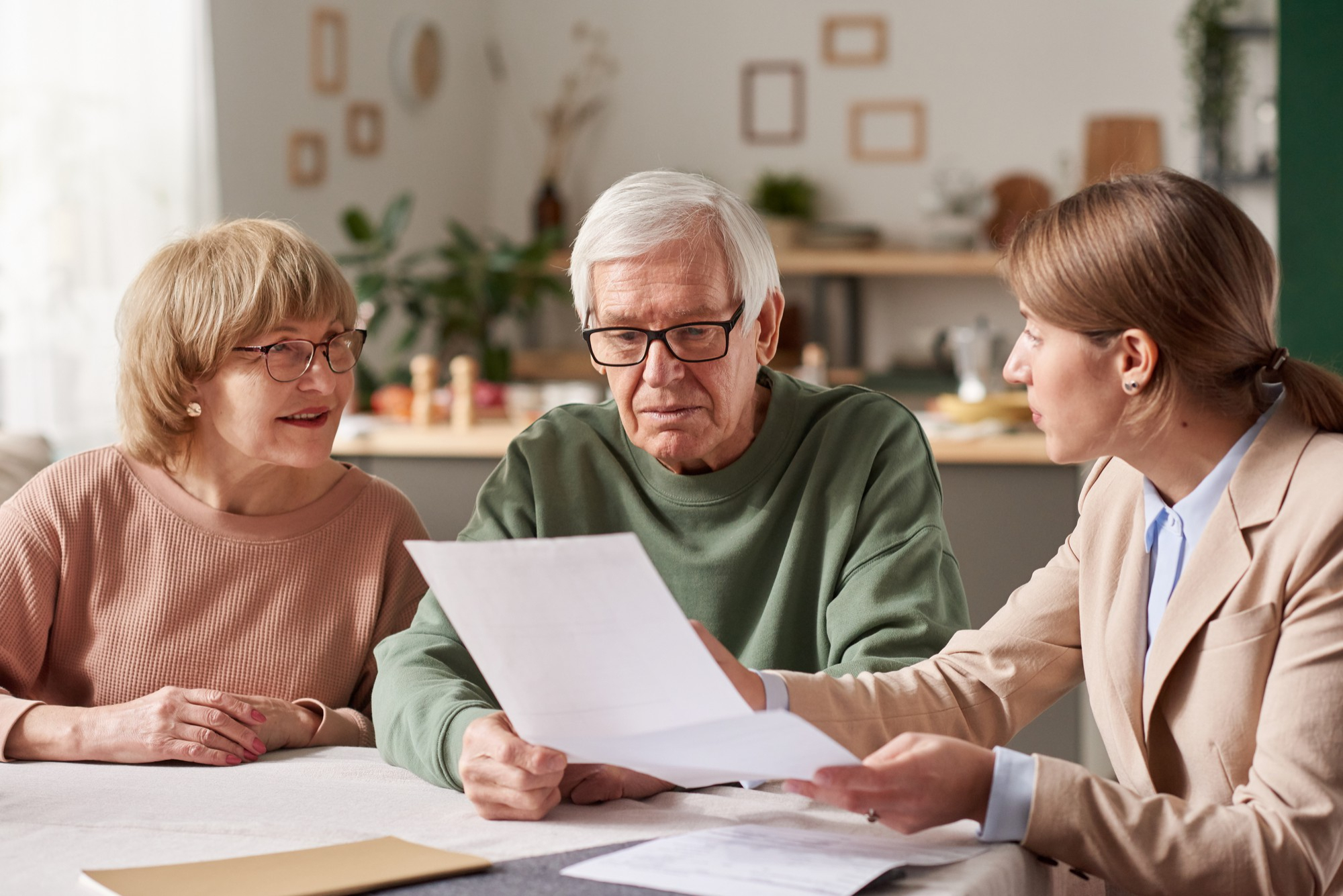 Pareja de más de 80 años contratando seguro de decesos