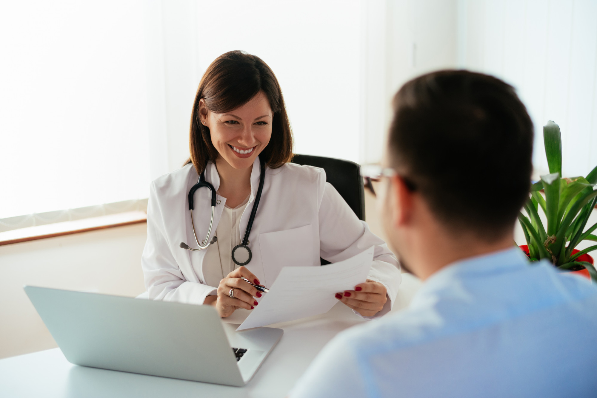 Extranjero yendo al médico en España