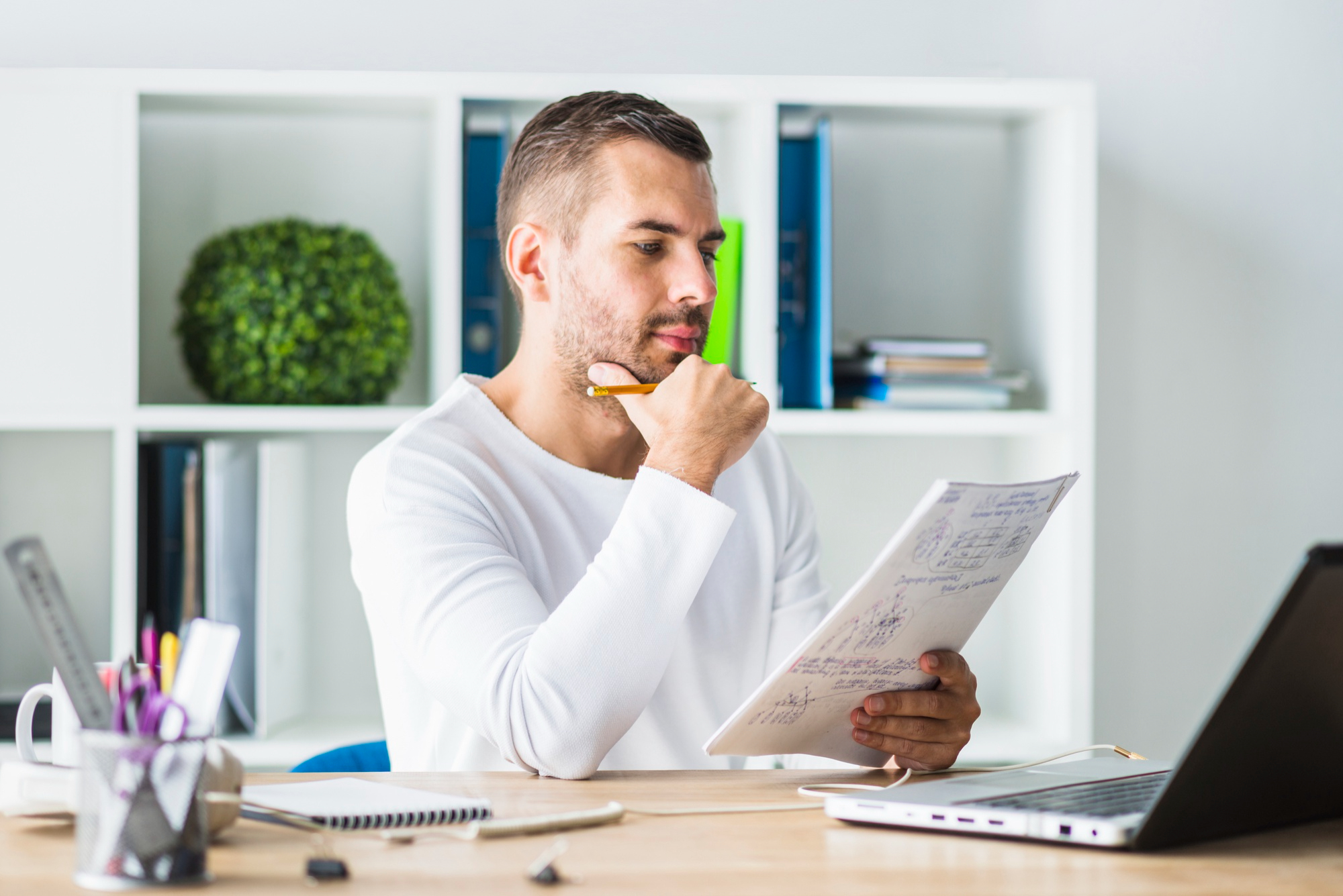 empresario leyendo contrato de seguro para autónomos